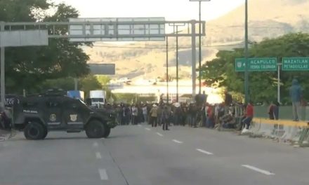 Vuelven a bloquear la Autopista del Sol en Chilpancingo