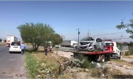 Destruye su auto en volcadura y vive para contarlo en bulevar Fundadores