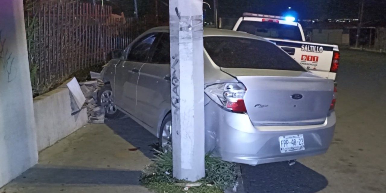 Abandonan automóvil tras chocar con barda en Saltillo