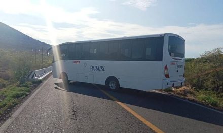 Bloquean civiles armados carreteras en  Tierra Caliente, Michoacán