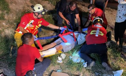 Motociclista  avanza a oscuras y cae en barranco en Saltillo