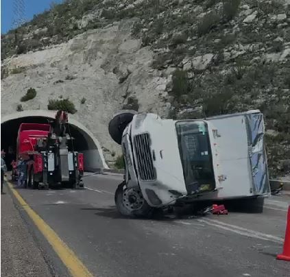 Camión de 4 toneladas termina volcado en ‘Los Chorros’