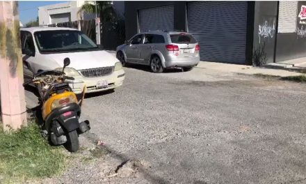 Camioneta arrolla a motociclista en colonia Morelos