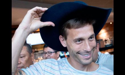 Afición de Monterrey recibe a Sergio Canales con mariachi