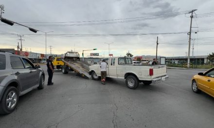 Ebrio choca contra camellón y taxi al sur de Saltillo
