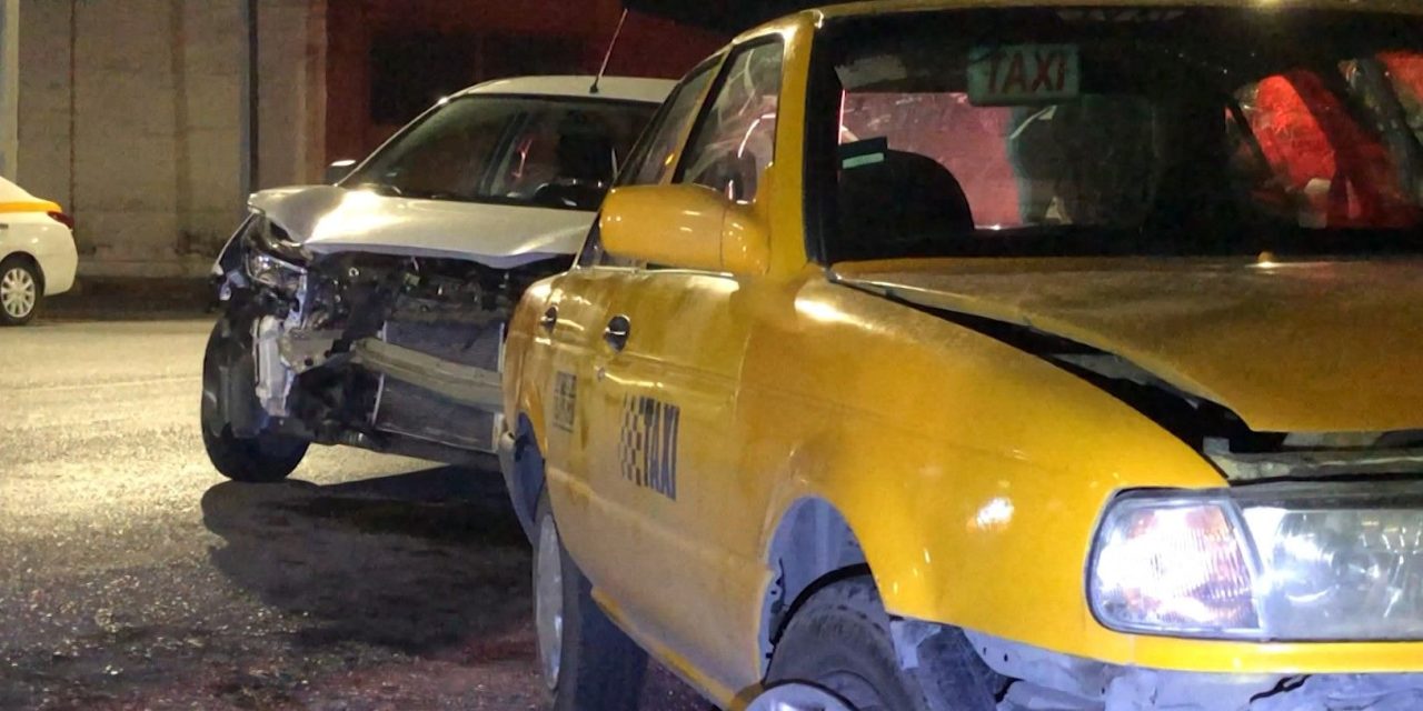 Por distraerse con el celular joven se pasó el rojo e impactó un taxi en Saltillo