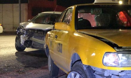 Por distraerse con el celular joven se pasó el rojo e impactó un taxi en Saltillo