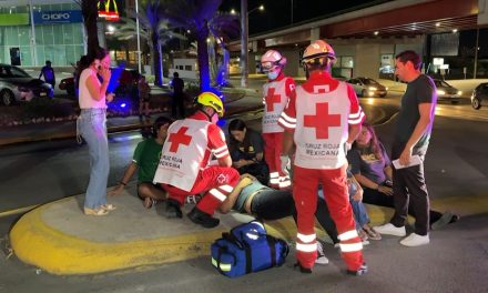 Confunden las luces del semáforo y protagoniza choque en Periférico y La Fragua