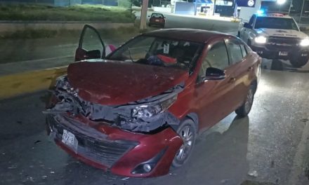 Esperaba en un semáforo y lo checa por alcance en Saltillo