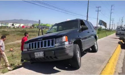 Aceite derramado provoca aparatoso siniestro en el sur de Saltillo