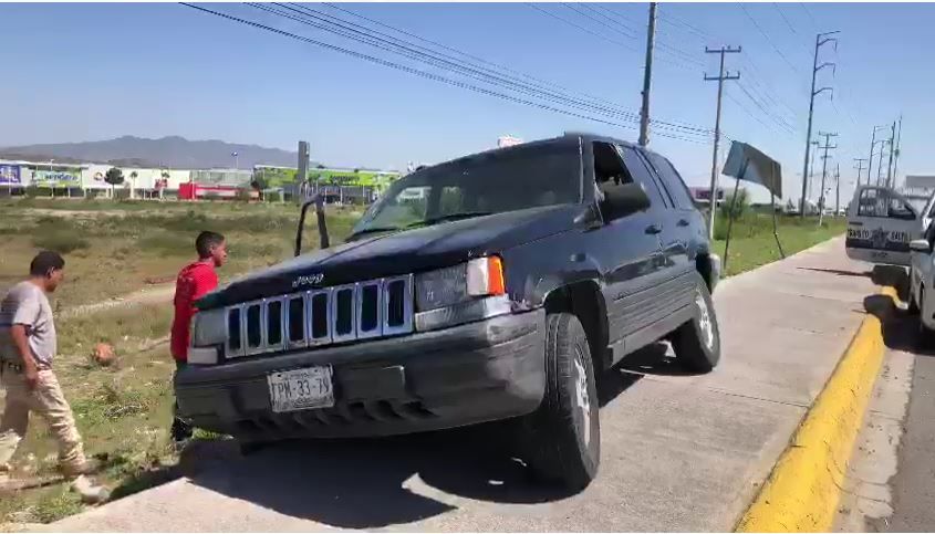 Aceite derramado provoca aparatoso siniestro en el sur de Saltillo