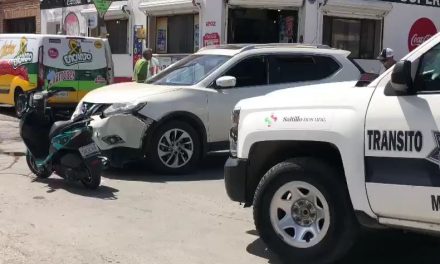 Saltillo: No ceden el paso en alto y se impactan moto y camioneta en Zona Centro