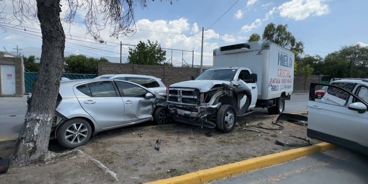 Camión sin frenos embiste vehículos en Saltillo
