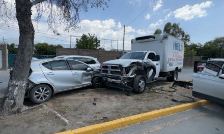 Camión sin frenos embiste vehículos en Saltillo