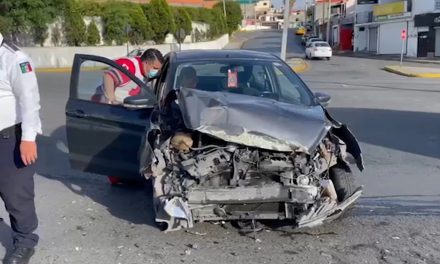 Le fallan los frenos y choca en Saltillo