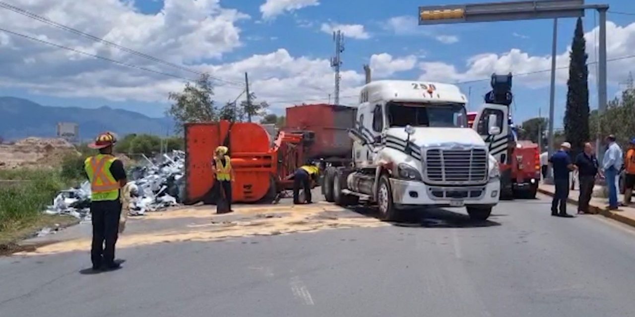 Tráiler terminó volcado en Saltillo luego de que le ganara el peso