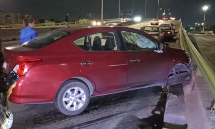 Impacta el muro y causa otro choque en Saltillo