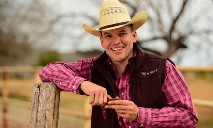 Recibe reconocimiento el ‘Penco’ Leandro Ríos por presentaciones en la Feria de Saltillo