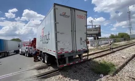 Saltillo: Intenta ganarle el paso al tren y fracasa