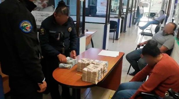 Mujer es detenida con 5 millones de pesos en el AICM