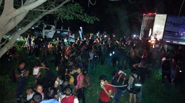 Hallan a más de 200 migrantes medicados y hacinados en trailer de Veracruz