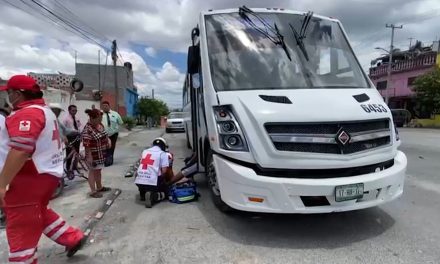 Motociclista se impacta contra camión de personal en Saltillo