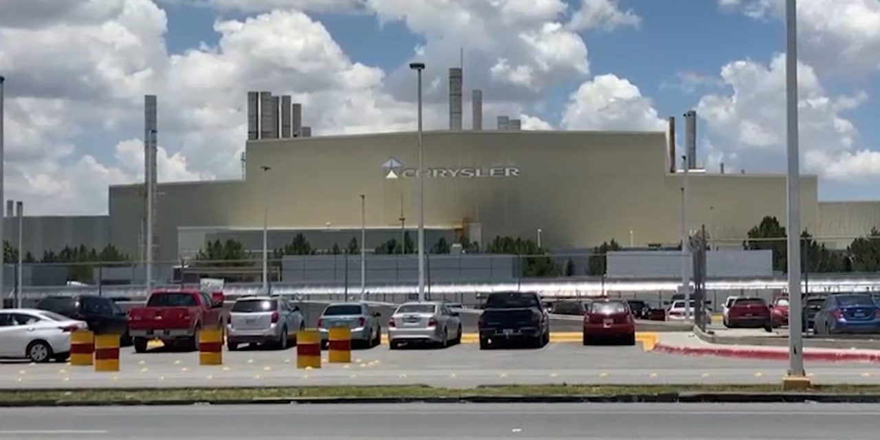 Hombre muere al interior de empresa automotriz en Derramadero