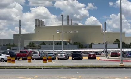 Hombre muere al interior de empresa automotriz en Derramadero