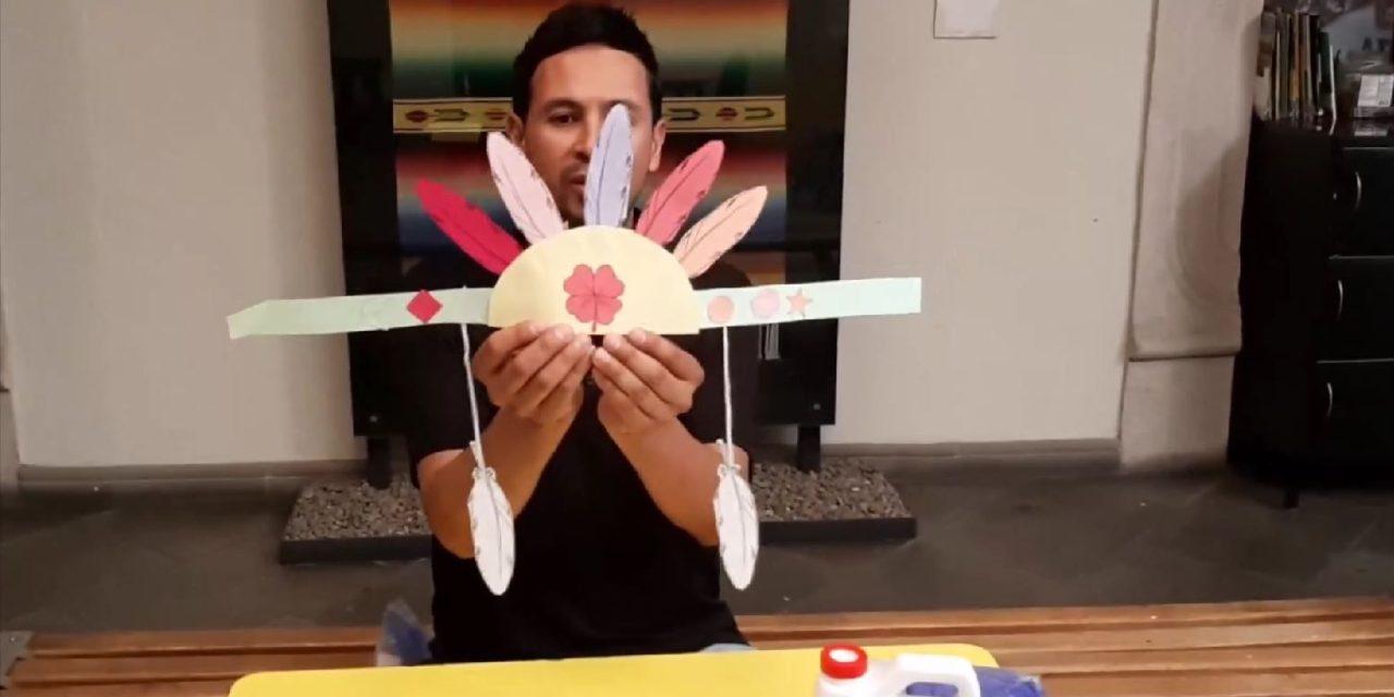 Aprende a hacer un penacho para jugar en vacaciones