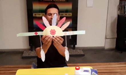 Aprende a hacer un penacho para jugar en vacaciones