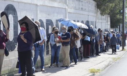Largas filas para cobro de pensión en Saltillo