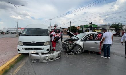 Transporte de personal provoca choque en Saltillo