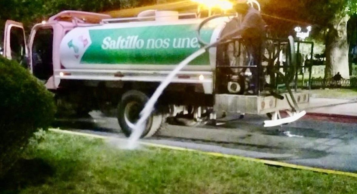 Intensifica Gobierno de Saltillo riego en áreas verdes