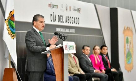Celebra gobernador en Torreón el Día del abogado