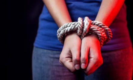 Mujer estuvo secuestrada durante 14 años y logra escapar de su captor en Rusia