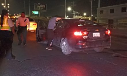 Se distrae con el celular y provoca un accidente en Saltillo