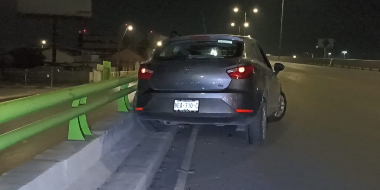 Se duerme y choca en el puente en Saltillo