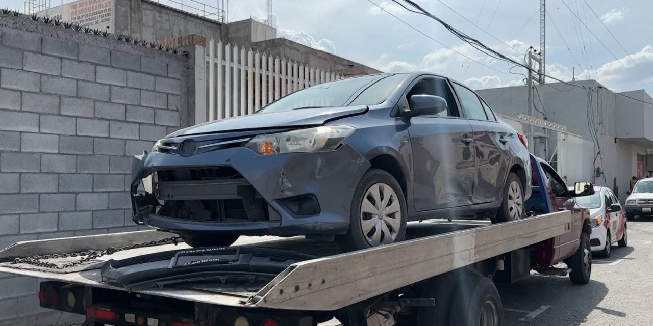 Hombre se pasa rojo y provoca choque en el centro de Saltillo