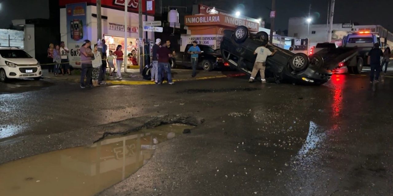 Socavón provoca volcadura en Saltillo