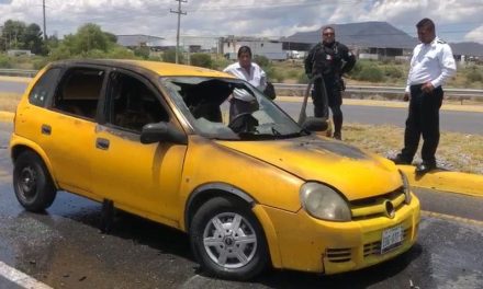 Vehículo se prendió en fuego por una falla mecánica en Saltillo