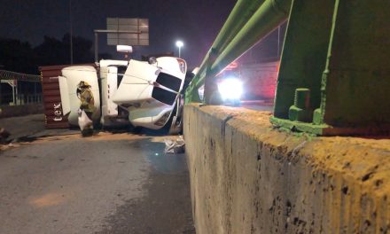 Saltillo: Trailero se quedó dormido tras el volante y termina volcado en Periférico