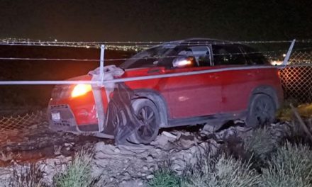Tráiler lo saca del camino; derribó la reja de un terreno