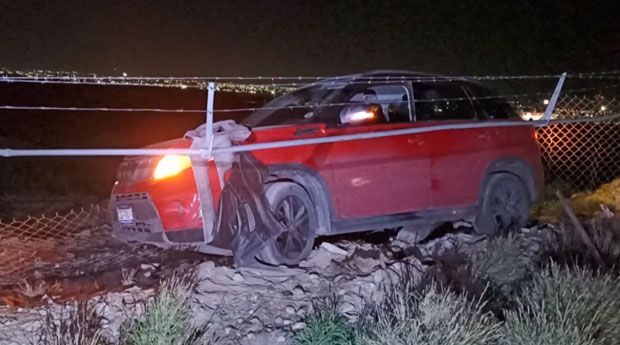 Tráiler lo saca del camino; derribó la reja de un terreno