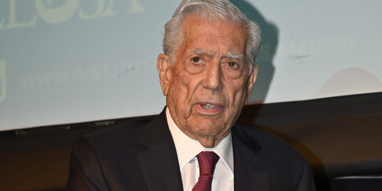 Hospitalizan a Mario Vargas Llosa por Covid-19