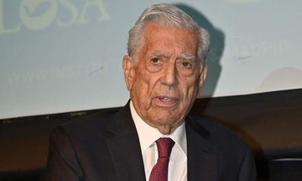 Hospitalizan a Mario Vargas Llosa por Covid-19
