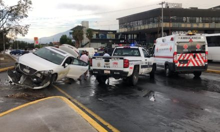 Por invadir carril terminó volcado en Valdés Sánchez