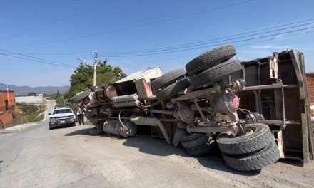 Camión vuelca al sur de Saltllo e impacta domicilio