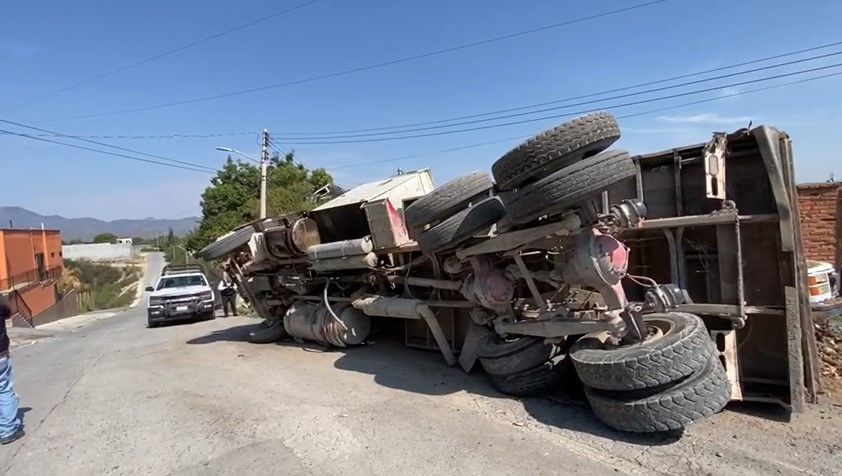 Camión vuelca al sur de Saltllo e impacta domicilio