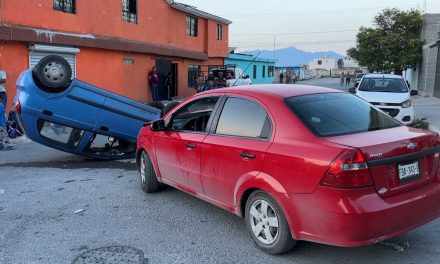 Choque y volcadura deja daños en Saltillo