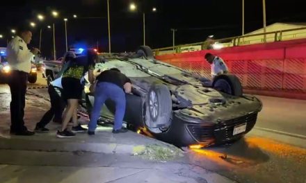 Vuelca su vehículo al manejar en estado de ebriedad en el norte de Saltillo